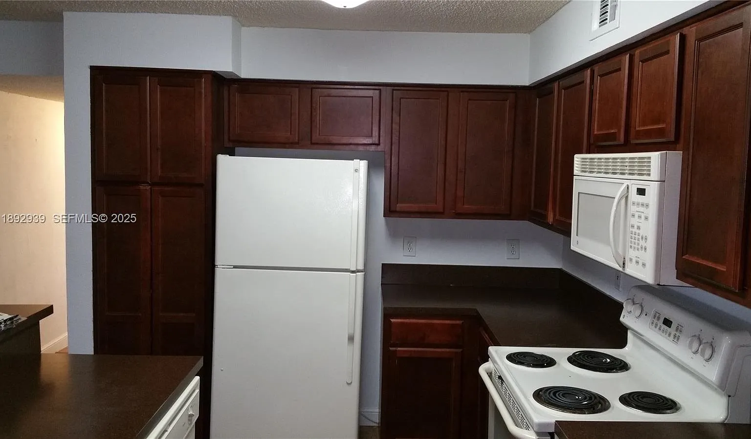 3 bed, 1408 sqft, $2,395 — Photo 3