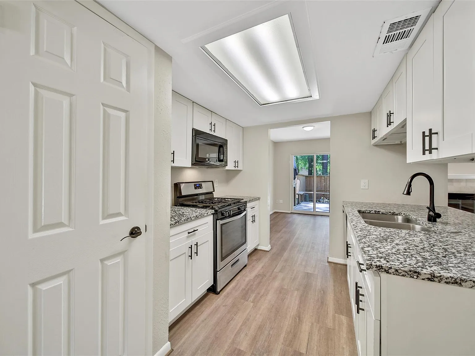 3 bed, 1.5 bath, 1469 sqft, $1,895 — Photo 4