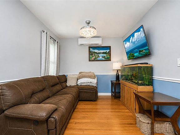 5th image of 28 Weiner St