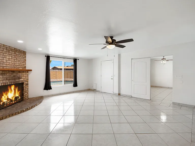 2056 W Des Moines Cir — Photo 18