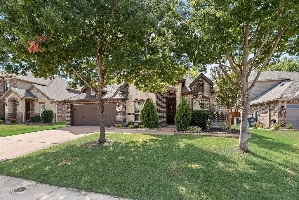 4 bed, 2.0 bath, 2327 sqft, $2,700 — Photo 4