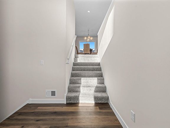 3rd image of 2009 Goldenray Dr