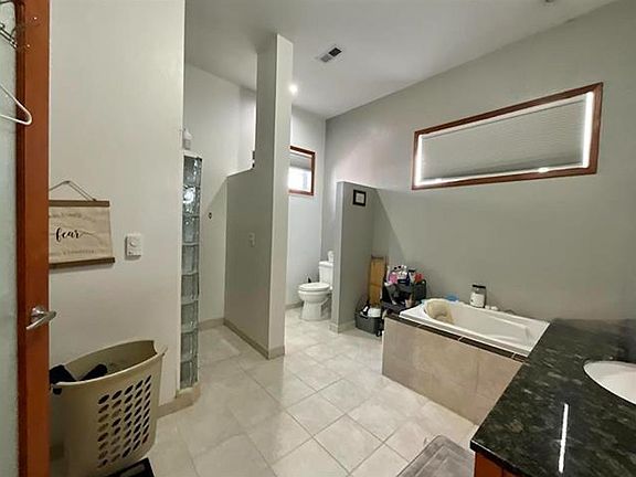 4th image of 2802 Wright Ave.