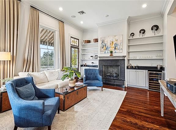 3rd image of 702 N Carrollton Ave