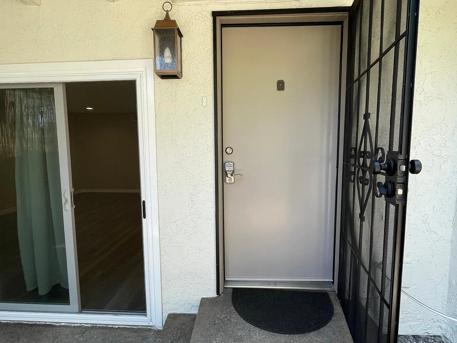 3 bed, 2.5 bath, 1550 sqft, $4,000 — Photo 3