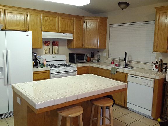 2nd image of 610 W Cinnamon Ave