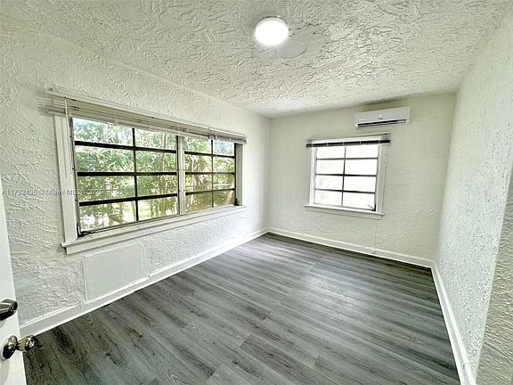 2nd image of 935 Catalonia Ave