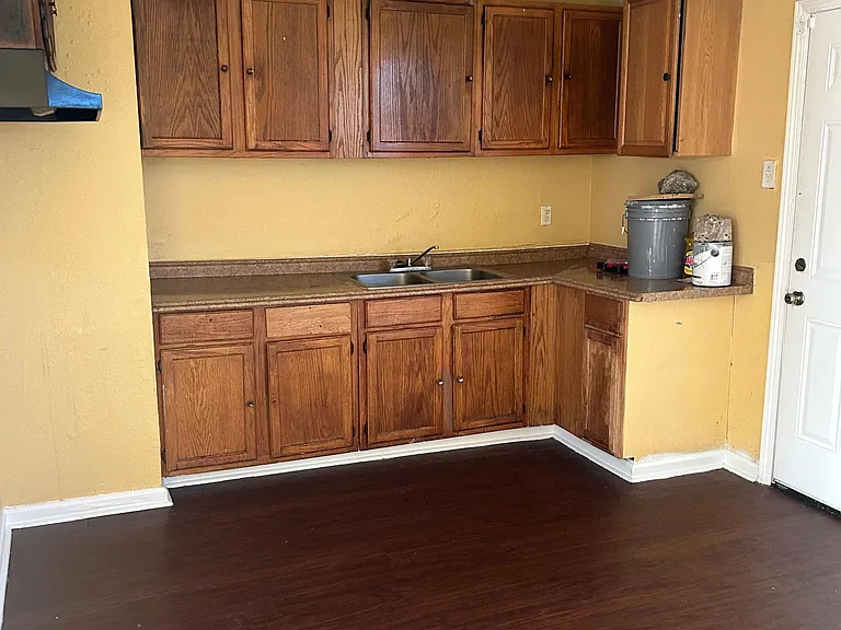 921 E Krueger Ln — Photo 11