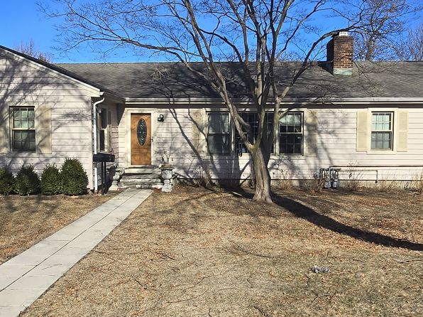 37 Maplewood Dr, Cos Cob, CT 06807