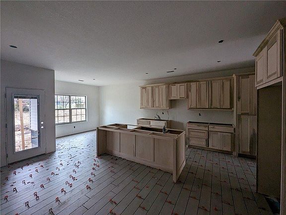 3rd image of 704 2nd Ave SE