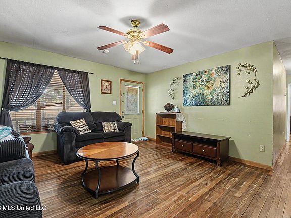 3rd image of 569 Mable St