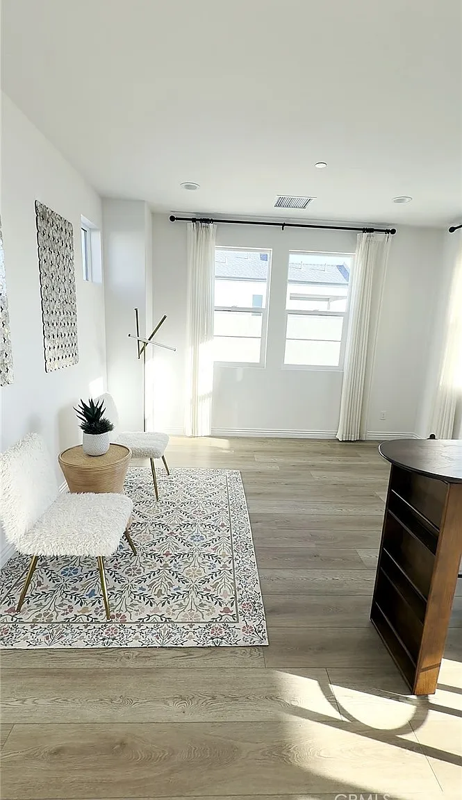 3 bed, 2.5 bath, 2344 sqft, $7,500 — Photo 3