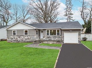 2268 Howes St, Merrick, NY 11566