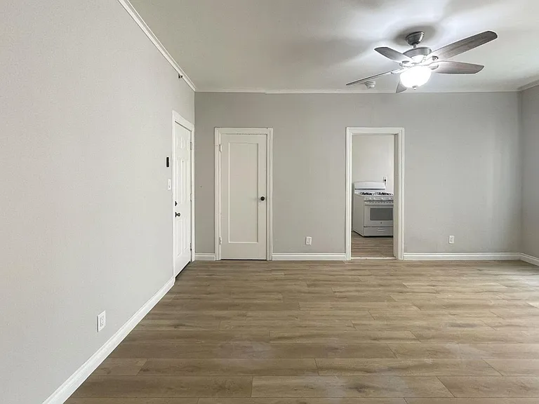 Union Apts...Remodeled Studio..New Laminate Floors...1 MONTH FREE! — Photo 6