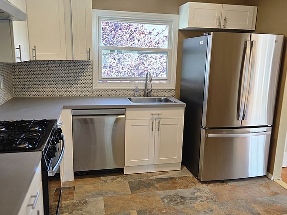 3rd image of 3993 Richmond Ave Floor 2
