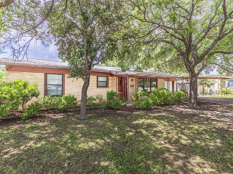 422 Sandalwood Ln — Photo 3