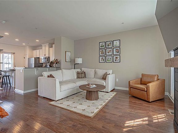 4th image of 82 Green View Dr