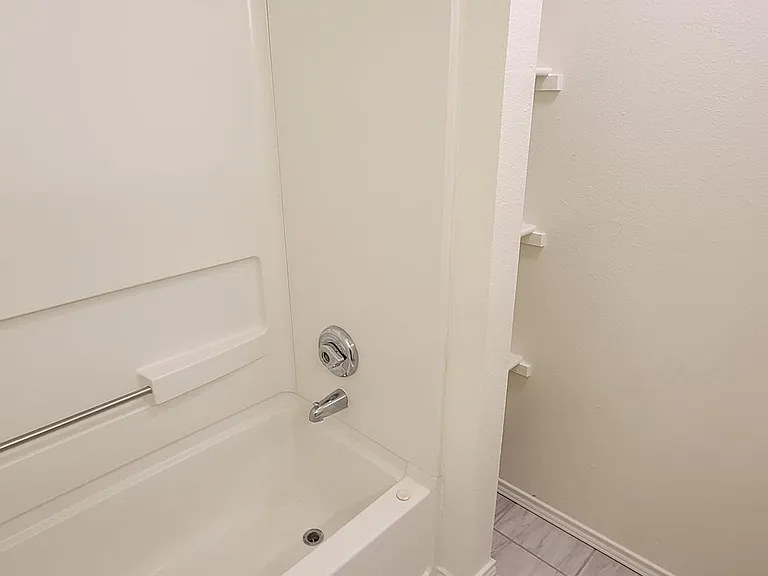 3205 N Main St — Photo 16