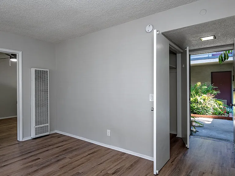 420 Burchett St — Photo 8