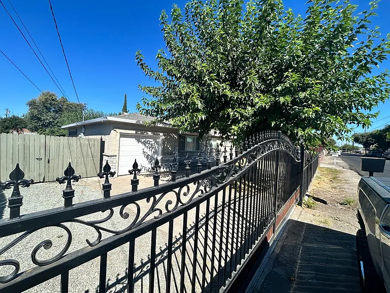 131 S Olive Ave — Photo 6