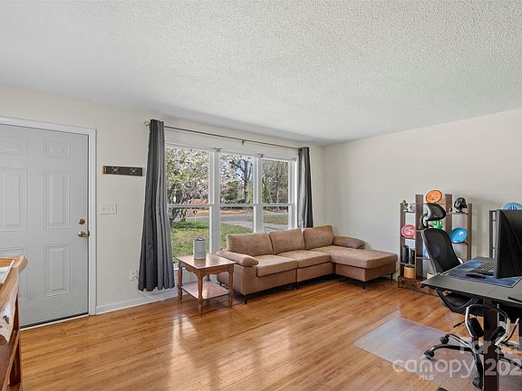 4th image of 2217 Parkdale Ave