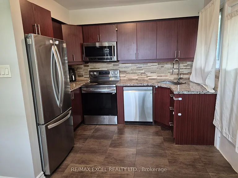 16 Sundance Cres — Photo 3