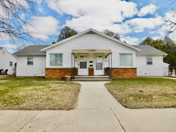 953 S 37th St, Manitowoc, WI 54220
