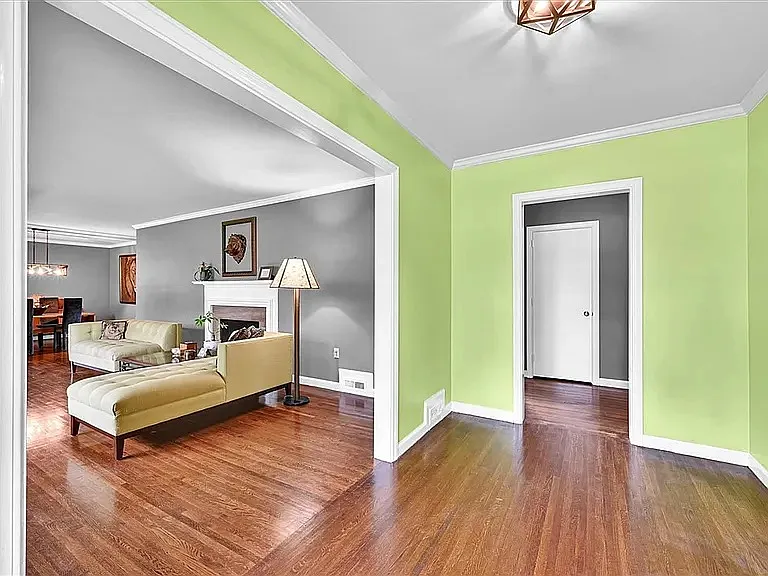 1102 Greenacres — Photo 3