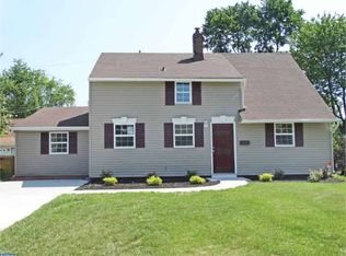 24 Greenbriar Rd, Levittown, PA 19057