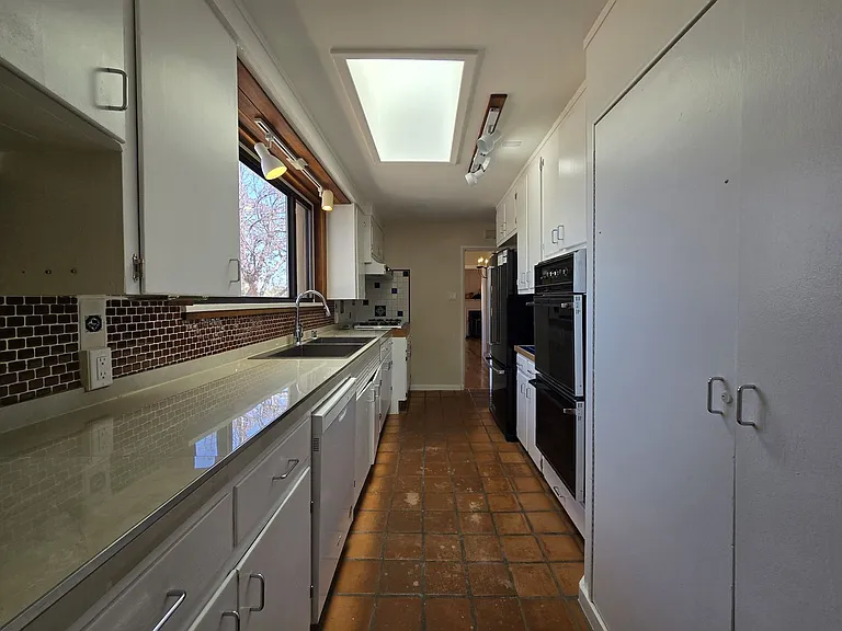 4557 Trinity Dr — Photo 13