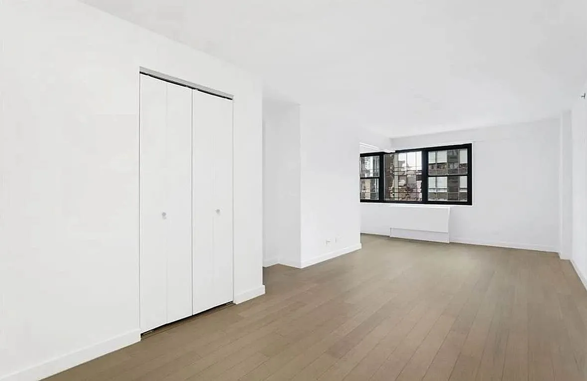 Building Photo - 222 E 39th St #19A