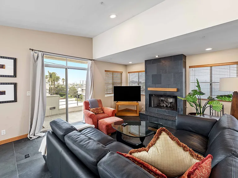 452 Marine Pl — Photo 2