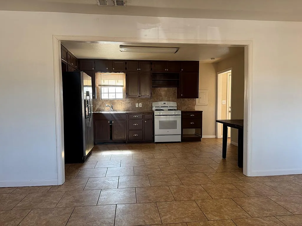 5 bed, 2.5 bath, 1724 sqft, $2,000 — Photo 2