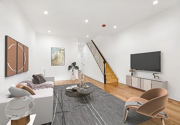 4th image of 739 E 9th St