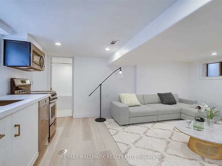24 Barrington Ave — Photo 3