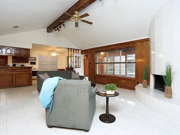 3rd image of 15018 Hollydale Dr