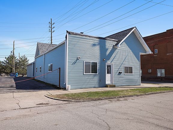 3rd image of 1363 Blaine Ave