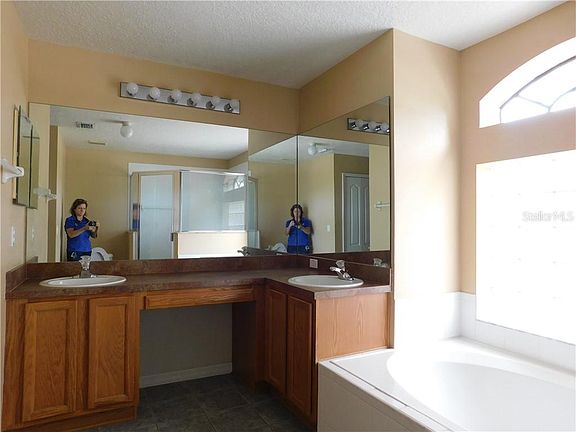 5th image of 1079 Oak Landing Dr