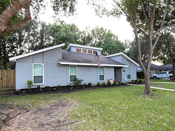 3rd image of 1209 Yorkshire Dr
