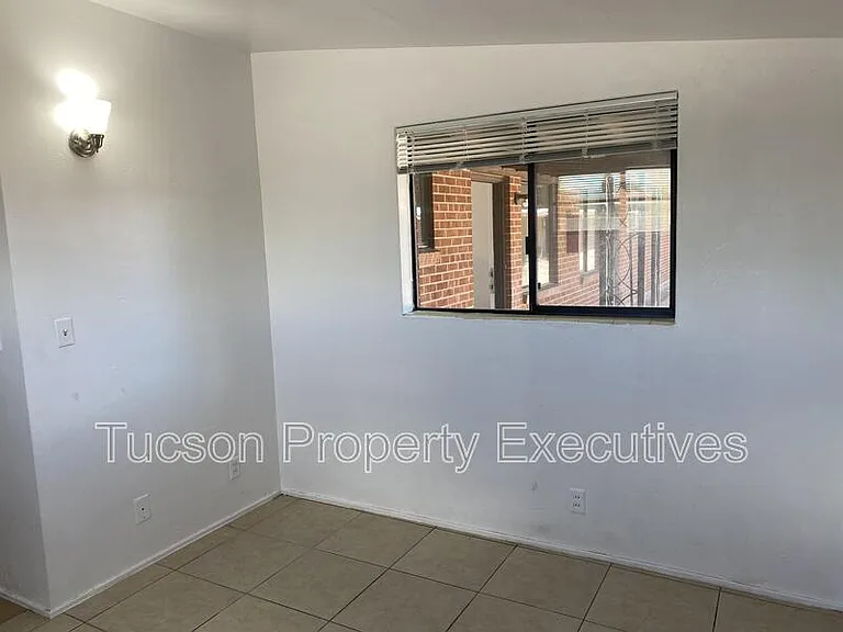 1646 N Beverly Ave — Photo 16