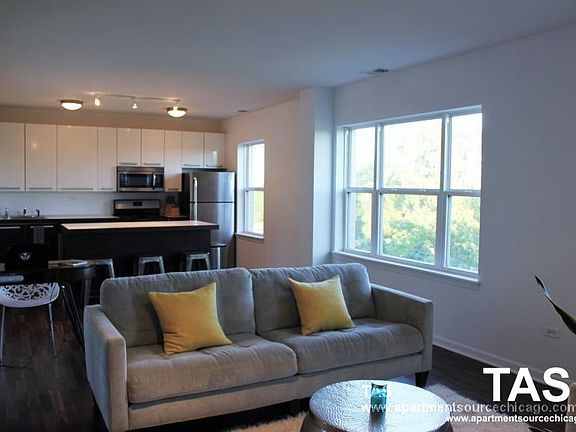 3rd image of 1544 W Glenlake Ave APT 3E