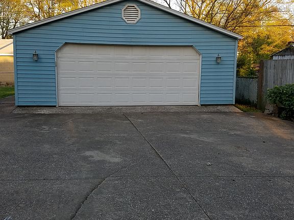 2 1/2 car garage
