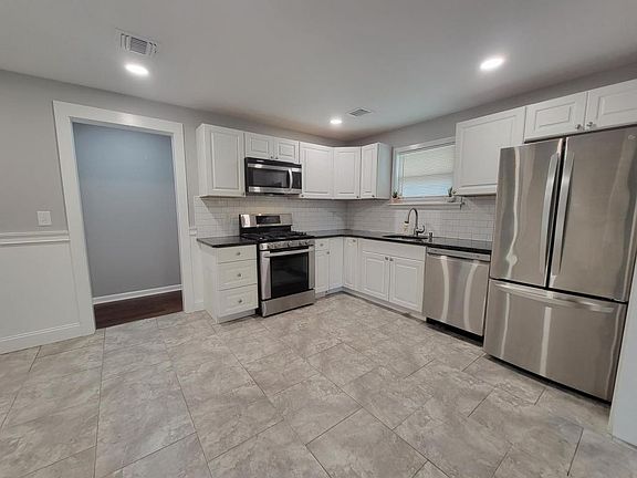 3rd image of 841 Bay Ave