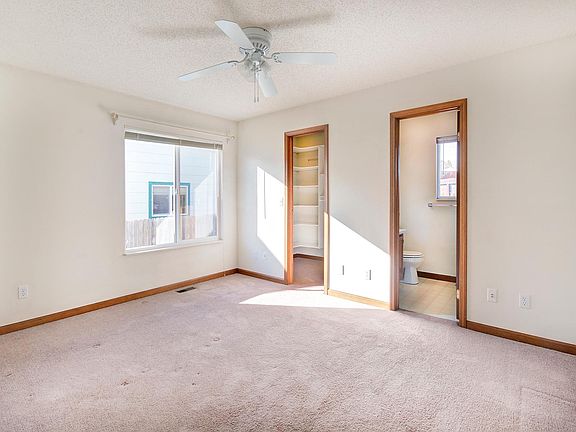 Master BR w separate bath and walk-in closet