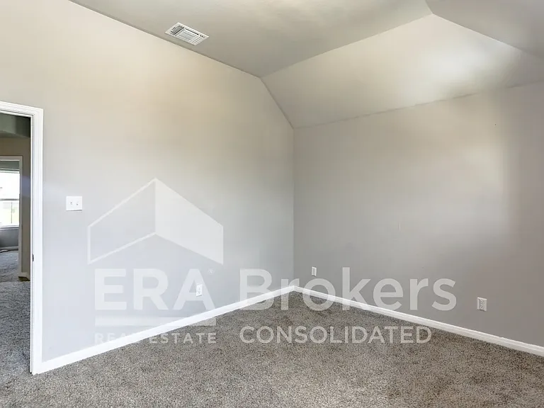 909 Clanton Cv — Photo 14
