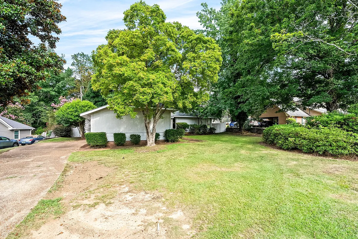 Building Photo - 1144 E University Dr