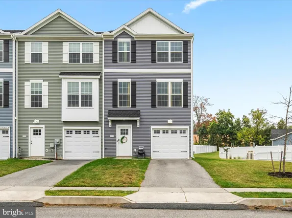 208 Overlook Dr, Hanover, PA 17331