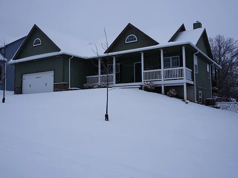 1403 Nottingham Dr — Photo 2