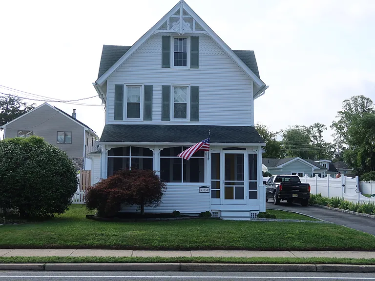 904 Arnold Ave — Photo 2