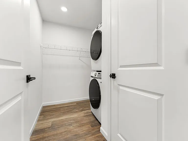 River's Edge Residences — Photo 9